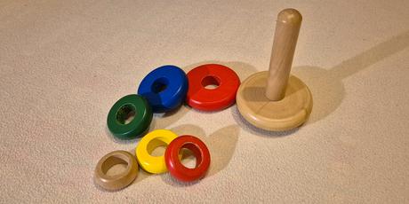 Drevené navliekacie krúžky na tyč, 