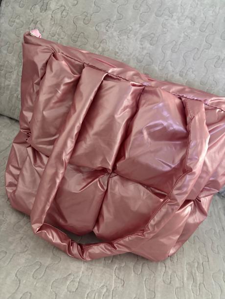 Velká ružová kabelka, 