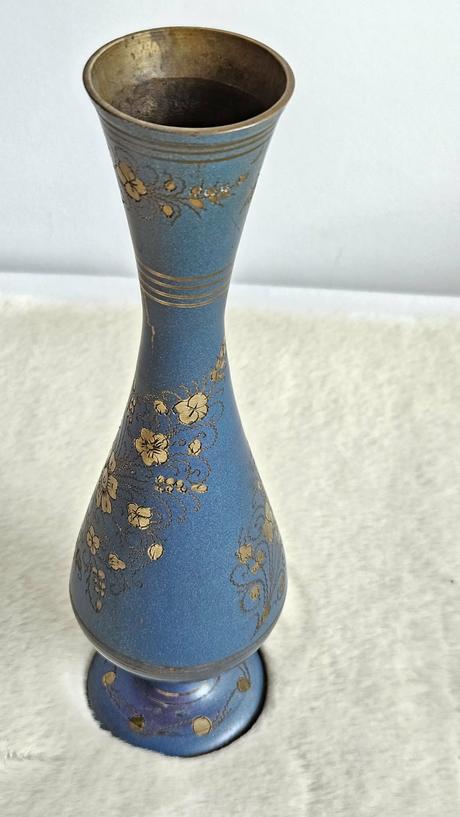 Štíhla kovová váza s modrým smaltom a ornamentmi, 