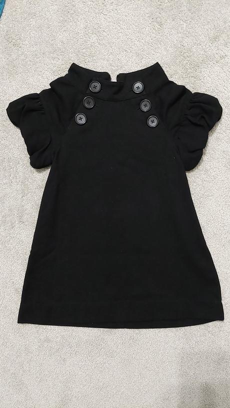 Štýlove čierne šaty s pufovanými rukávmi, 98