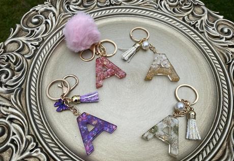 Ručne vyrobené živicové kľúčenky, 