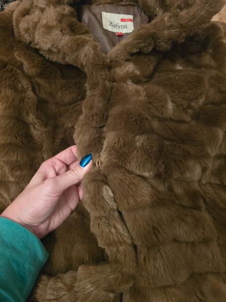 Hnedý kožúšok, s