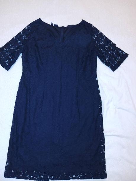 Čierne šaty s čipkou, 48