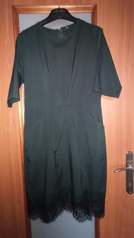 Tmavozelené šaty s čiernou čipkou, m