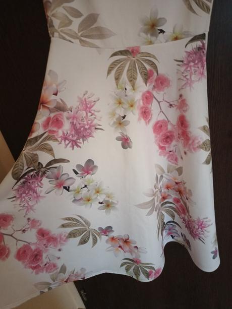 Šaty s odhalenými ramienkami, 40