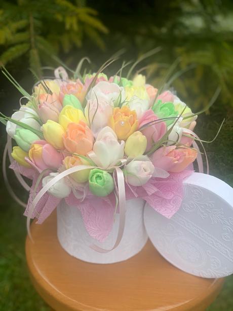 Veľká mydlova kytica v boxe, 