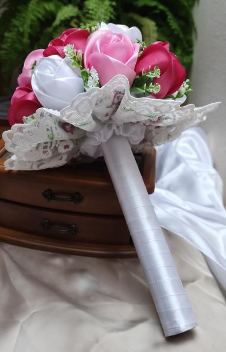 Kytica saténových ruží,