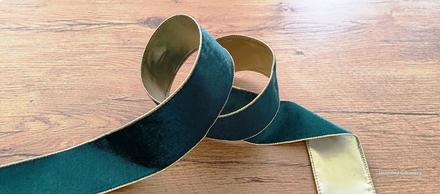 Ozdobná stuha zamatová - 63 mm - smaragdovo zelená, 