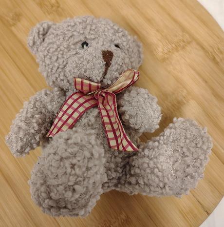 Plyšový sivý medveď s farebnou mašlou, 15 cm, 