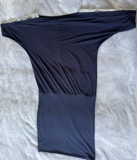 Omega modré šaty s netopierími rukávmi, s