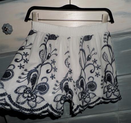 Šortky s výšivkou, s