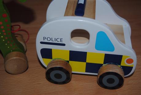 Drevený koník a auto,