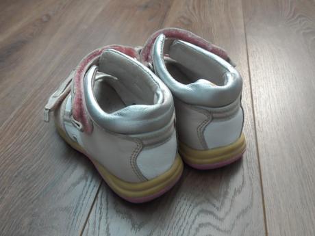 Kožené sandálky zn. asterisk, 24