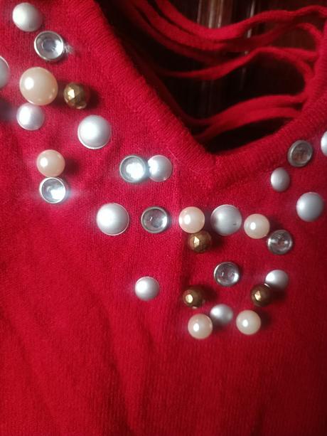 Nádherný sveter s perlickami, s