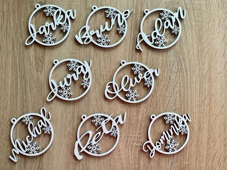 Drevené vianočné ozdôbky s menom na stromček,