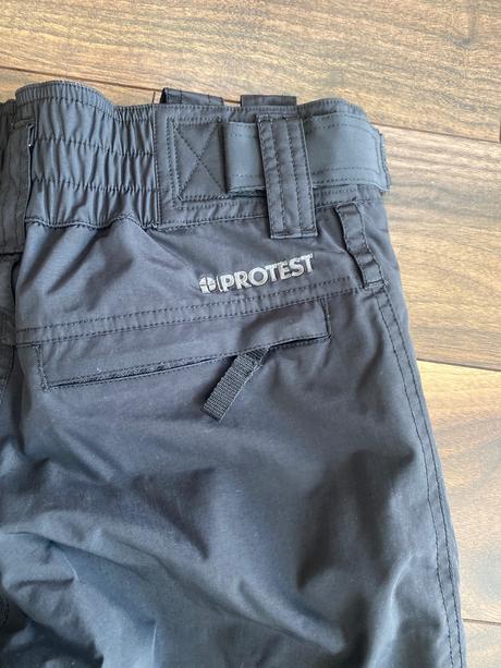 Lyžiarske nohavice protest, 152