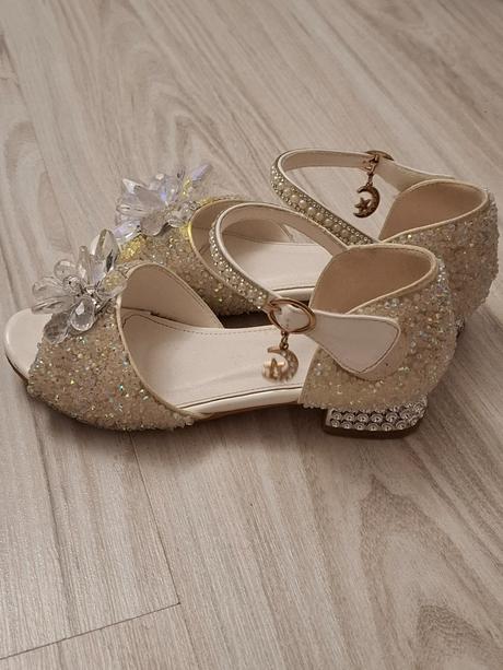 Nádherné sandálky, 32