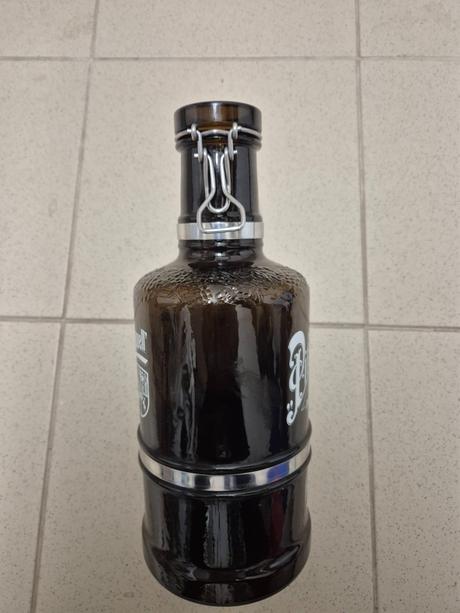 Fľaša sklená pilsner urquel 2l s kovovým uchom, 