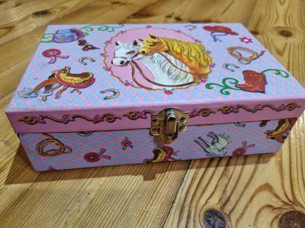 Krabička s koníkmi top stav, 