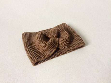 Pletené čelenky v zemitých tónoch,