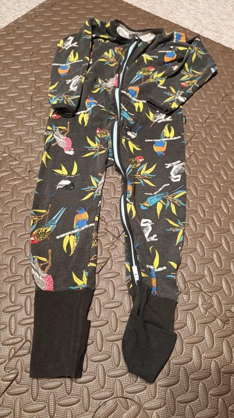 Pyžamo overal na spanie, 98