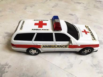 Staré velké auto ambulancia,