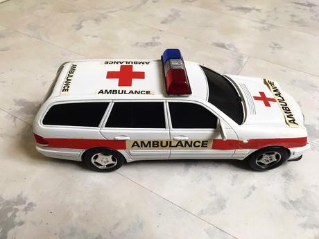 Staré velké auto ambulancia,