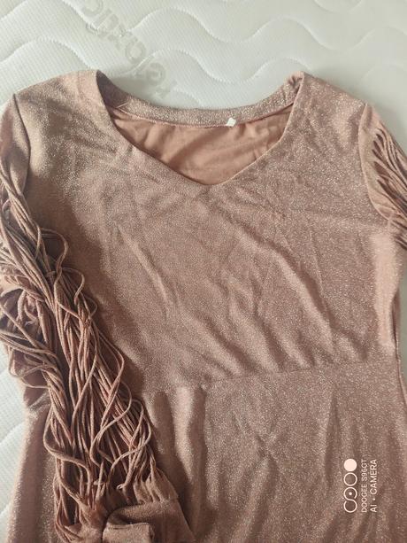 Trblietavé šaty, 44