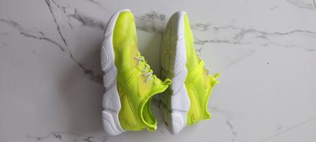 Neónové tenisky, 32