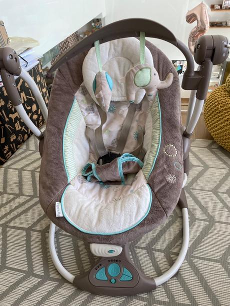 Ingenuity hojdacka a kresielko vibracne s melodiam, 