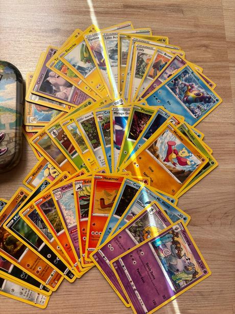 Pokémon karty+plechova krabička, 