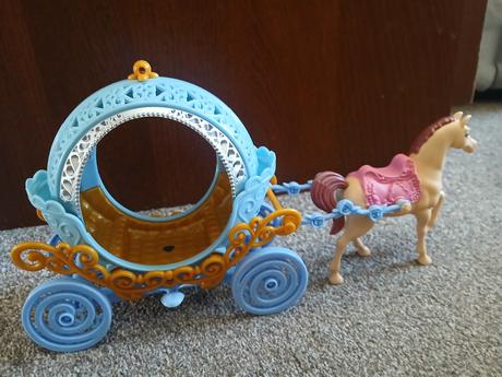 Kočiar s konikom pre bábiky cca 20cm, 