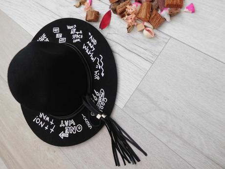 Reserved klobúk cierny s popisom bielej,, reserved