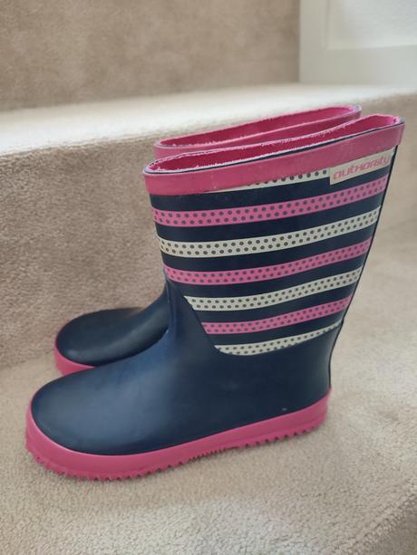 Gumáky, authority,32