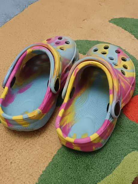 Crocs, 24