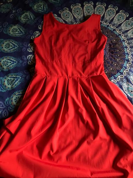 Červené tenké šaty, m