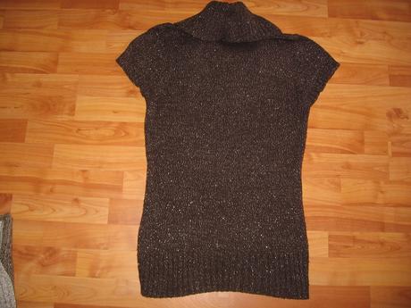 Hnedý predĺžený topík so zlatými nitkami, s