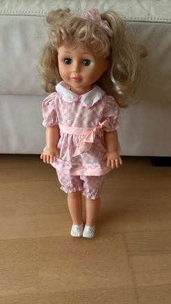 Žmurkajúca dlhovlasá bábika, 