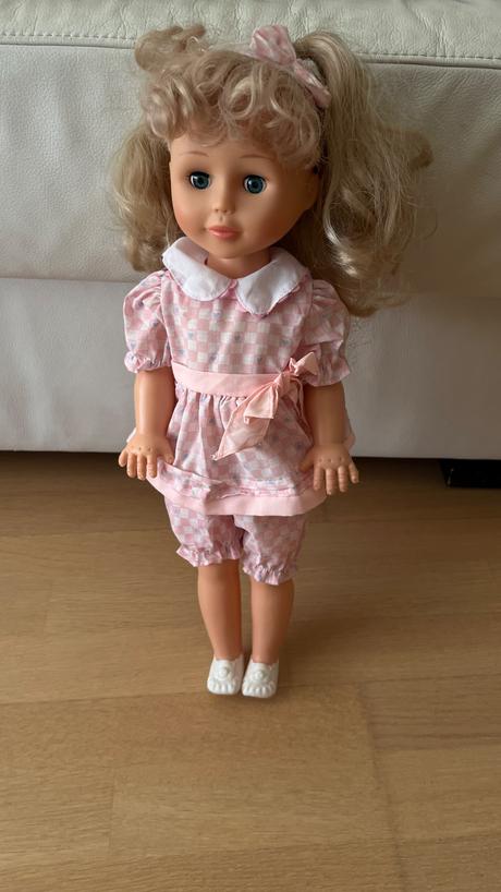 Žmurkajúca dlhovlasá bábika, 