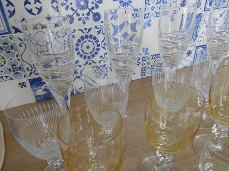 Sklenené poháre na nožičke, 