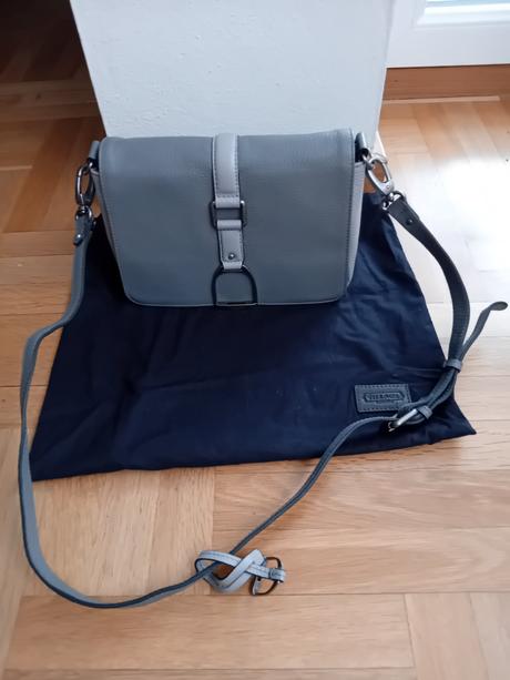 Kožená crossbody kabelka, 
