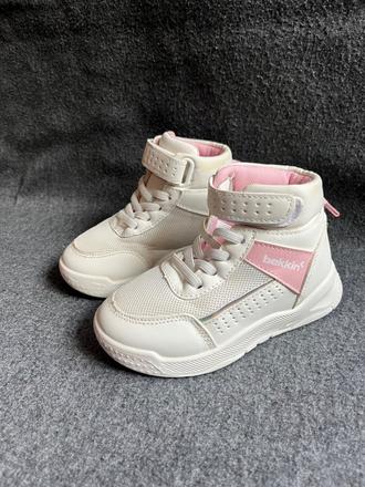 Vyvýšené tenisky, 27