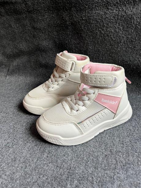 Vyvýšené tenisky, 27