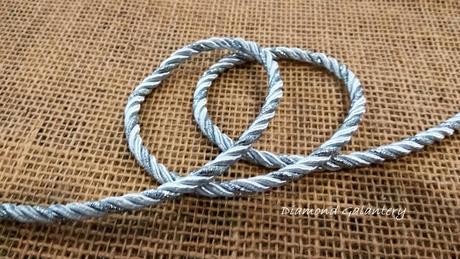 Točená šnúrka s lurexom 6 mm - bielostrieborná, 