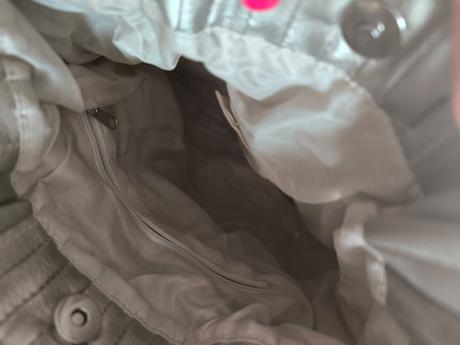 Nezvyčajná zlatá kabelka,