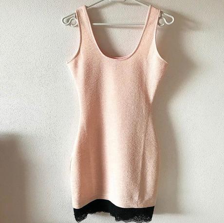 Obtiahnuté elastické šaty, s