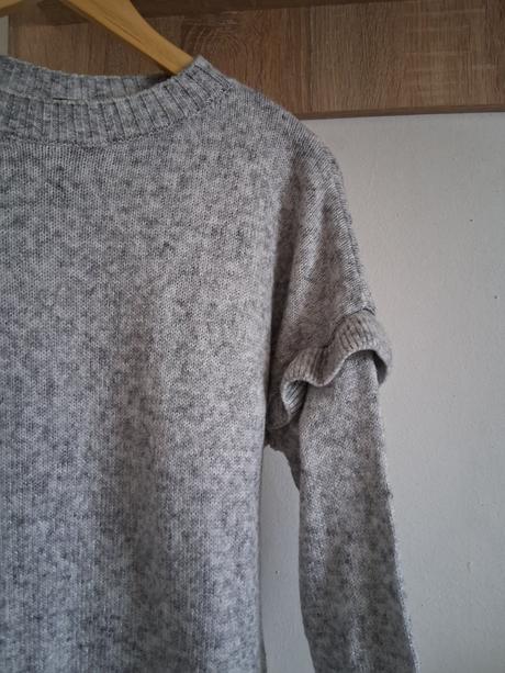 Šedý sveter s volánikmi, c&a,m