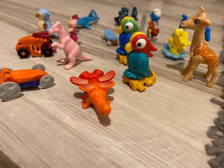 Mini hračky kinder vajce 17 kusov,