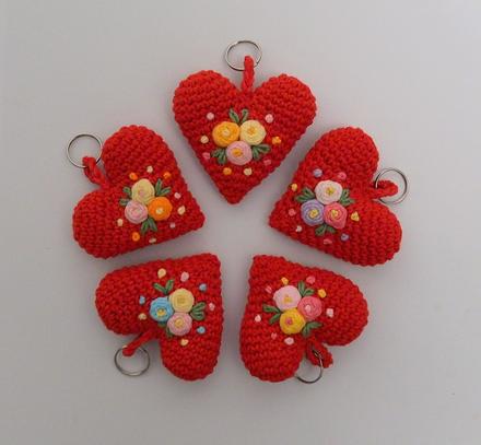 Háčkované srdiečka - prívesky, 