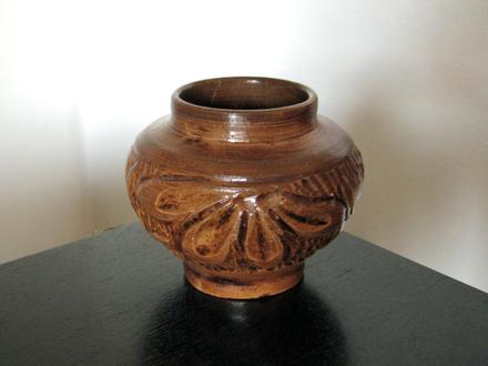 Malá hnedá vázička,